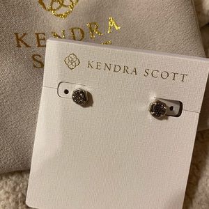 Kendra Scott stud earring “nola”